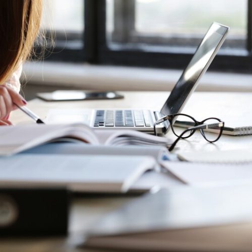 Studiowanie przez internet, czyli jak się dokształcać mimo innych obowiązków